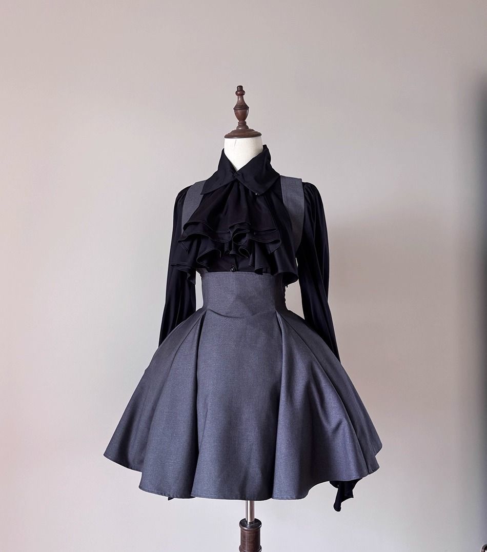 ManusxMachina's tweet image. 西洋貴族のストラップスカート 
manus-machina.com/collections/ne… 
クラシカルで華やかな存在感を放つ、ドールライクなストラップスカート。ウエストをしっかりとマークするコルセット風の切り替えと、広がりのあるフレアシルエットが特徴的。美しい立体感と品格を演出してくれる。