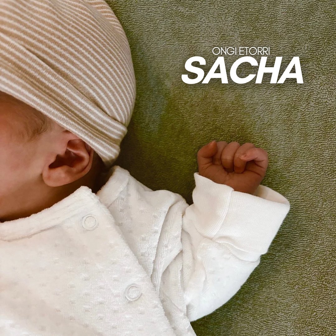 À ton tour 𝐒𝐚𝐜𝐡𝐚 !🍼

C'est sous les yeux émerveillés de 𝐅𝐚𝐛𝐢𝐞𝐧 et 𝐏𝐚𝐮𝐥𝐢𝐧𝐞, que le petit 𝐒𝐚𝐜𝐡𝐚 est venu au monde mardi dernier !😍

👏Nous tenions à féliciter 𝐊𝐚𝐳𝐚 ainsi que sa femme Pauline pour ce magnifique événement.

#GoHormadi | #JoTaKeIrabaziArte