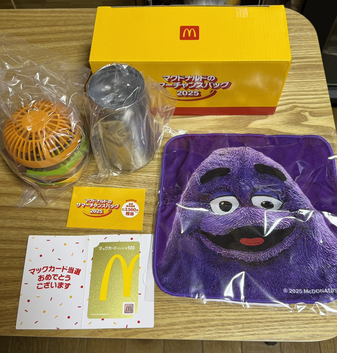 ferrboro's tweet photo. 抽選販売は当たるつもりなく応募してるけど、今回当選🎉
中身確認したら1/10の確率で入ってるという金のカードもあったヾ(o´∀｀o)ノﾜｧｰｨ♪

ビッグマックファン使って暑さ対策しまーす( • ̀ω•́ )ゞ https://t.co/iGpgEo653O