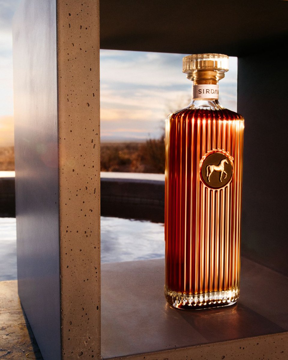 🥃 #SirDavis : quand #Beyoncé et #MoëtHennessy célèbrent l'héritage d'un contrebandier de whisky ! Ce nectar cuivré offre un ballet d'oranges amères, d'épices et de caramel beurré, sublimé par un élevage en fûts de Sherry. Un hommage familial en bouteille: fcld.ly/sirdavis