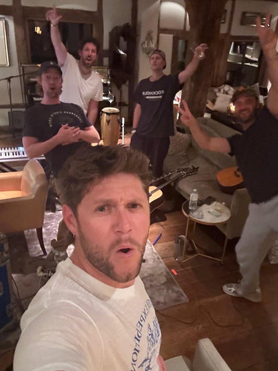 spinorbinmusic's tweet image. 🎶 He’s back! Niall Horan spotted in the studio in new photos — could NH3 era be on the way? 👀🔥
The vocals, the pen, the feels… we’re so ready.
#NiallHoran #NH3