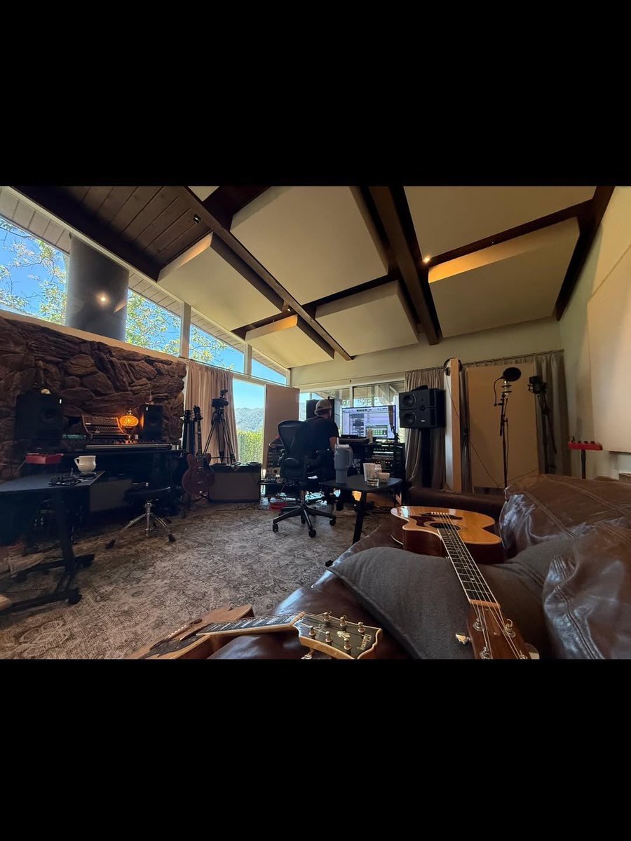 spinorbinmusic's tweet image. 🎶 He’s back! Niall Horan spotted in the studio in new photos — could NH3 era be on the way? 👀🔥
The vocals, the pen, the feels… we’re so ready.
#NiallHoran #NH3