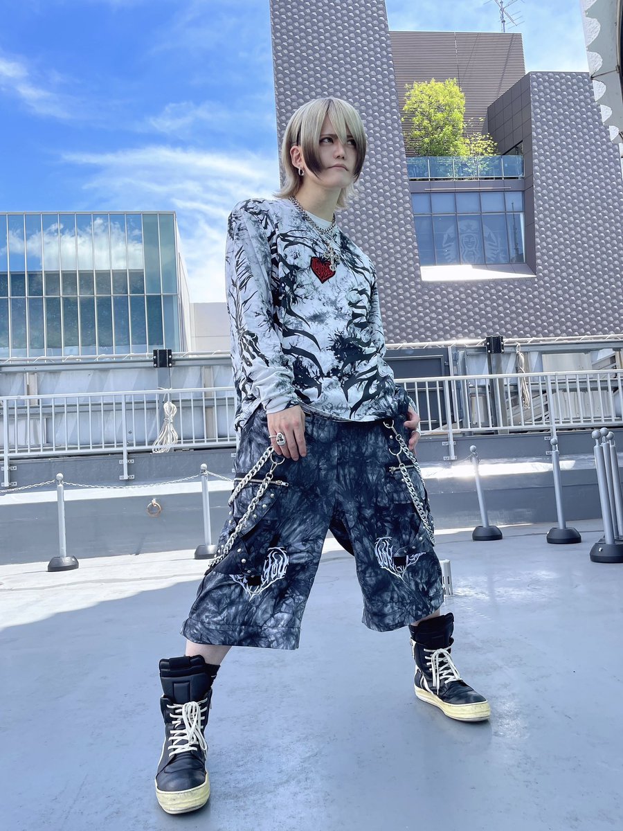 ⬛️スタッフコーデ⬛️

白×黒のタイダイモノトーンコーデ🖤
チェーンやグラフィックでちょっとゴツめに。
トップスとパンツの柄がリンクしてて統一感◎
シルバーアクセやブーツで個性もプラス。
サブカル・グランジ初心者にもおすすめな入門コーデ！