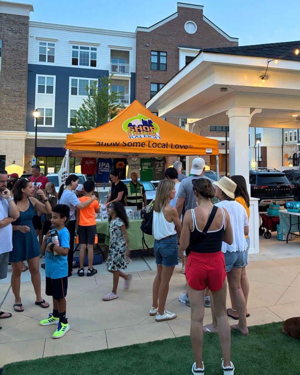 ShopLocRaleigh's tweet image. Join us THIS Friday Night at Sweetwater!🥳 Kick off your weekend with:
🛍️ Curated market of local makers and vendors
🍔 Food trucks
🎶 Live Music
🍷 Beer, Wine, Seltzer
🎨 Lawn games + Kids Activities
📅 Friday, August 1
🕔 6pm - 10 pm
✨ Free to attend!