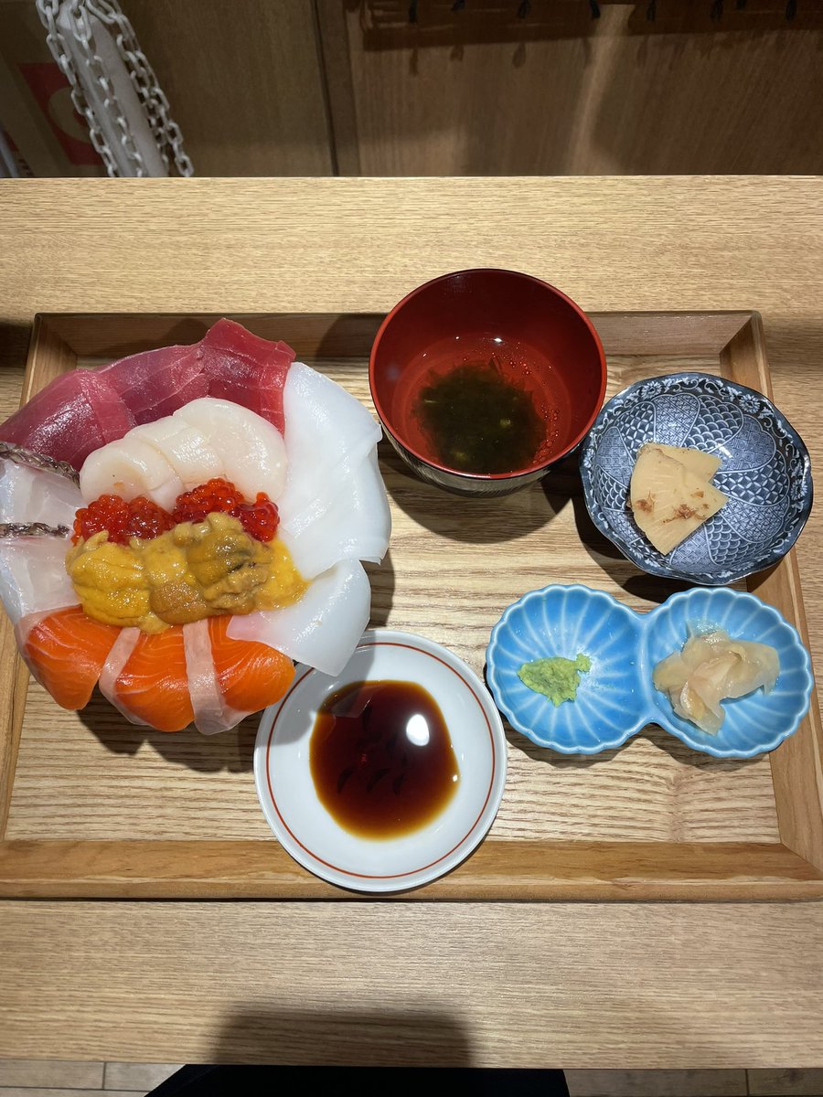 Legosw's tweet image. 立ち食い海鮮丼 みこ食堂
日替わりみこ丼(大)
ウニが美味しい
来月ウニパラダイス予定だけど、先に食堂の方に来てみた
来月のウニ食べ放題も楽しみ