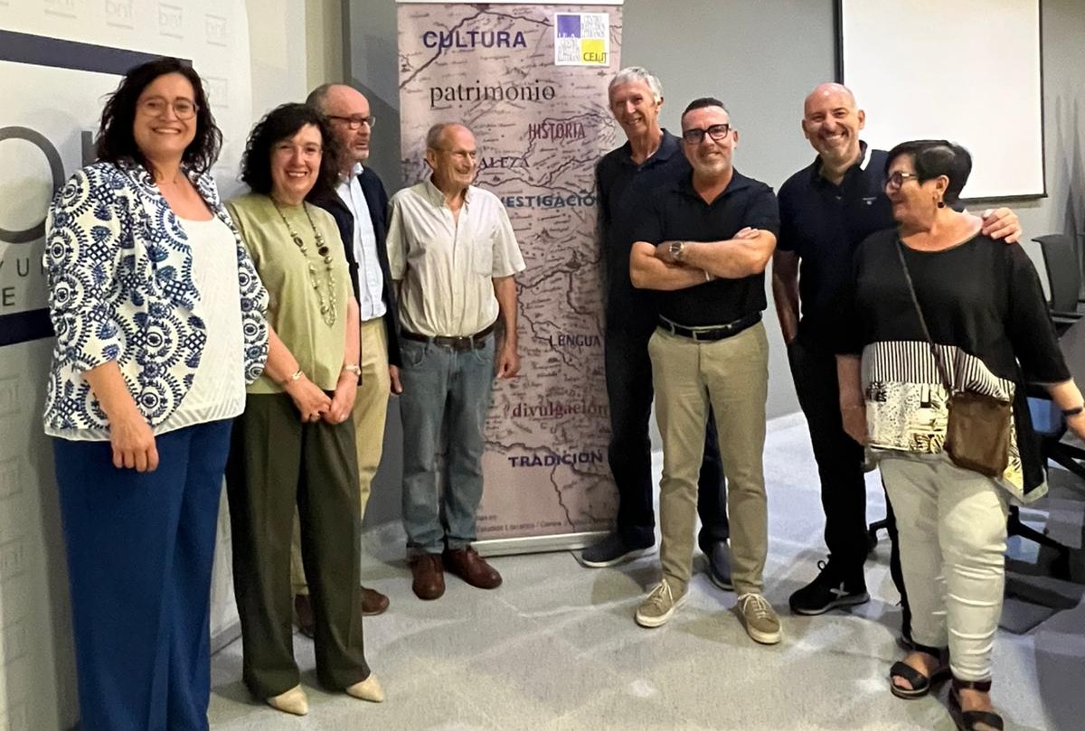 gRamaInvestiga's tweet photo. Presentación del libro "La estación de Riegos de Binéfar", de Silvia Isábal Mallén, presentado por Enrique Playán. El libro cuenta la historia de este importante centro de demostración, experimentación e investigación el el siglo XX. @CH_Ebro @cayc_es  
https://t.co/UctkXmr42d https://t.co/egLDds24wZ