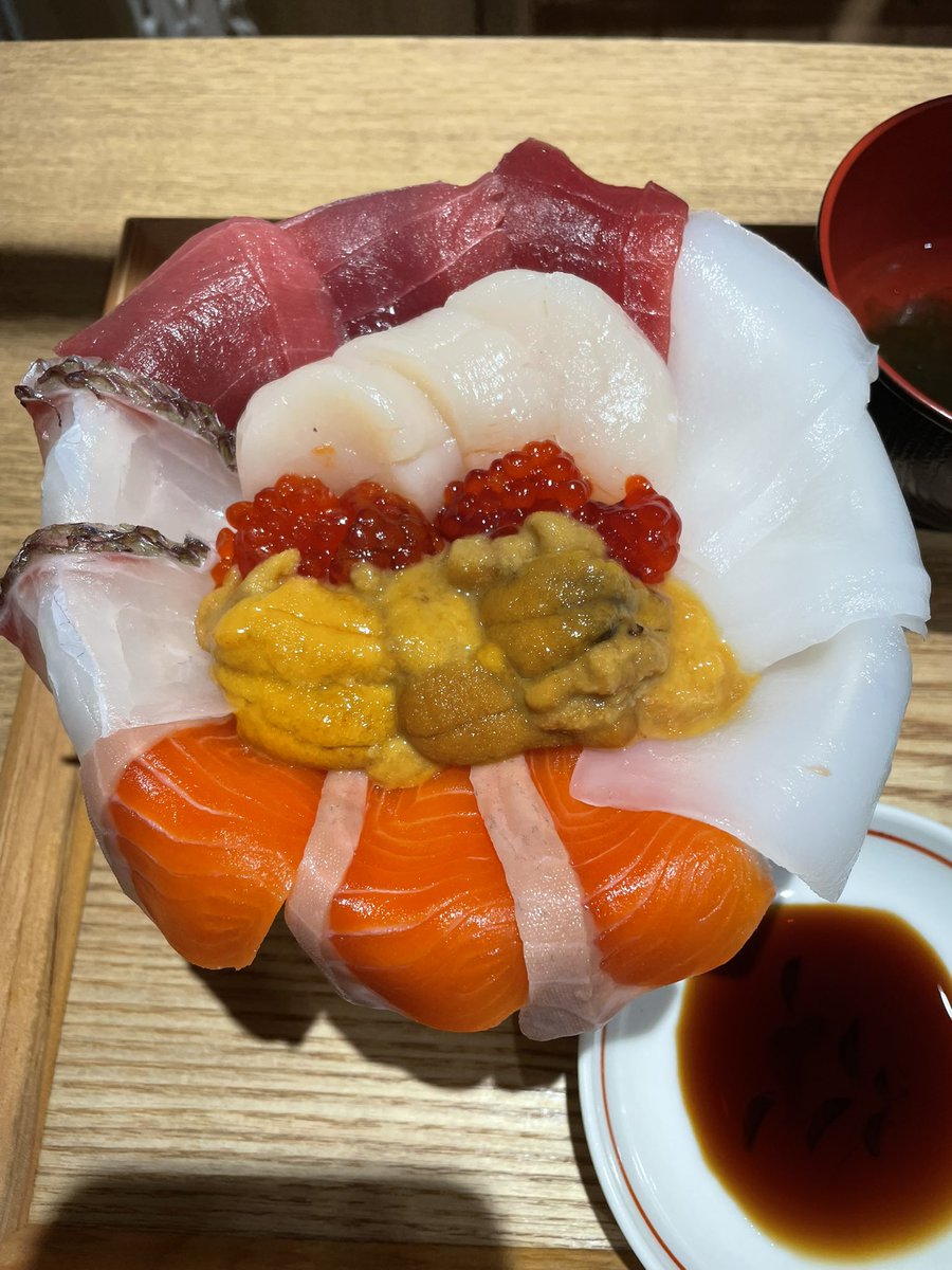 Legosw's tweet image. 立ち食い海鮮丼 みこ食堂
日替わりみこ丼(大)
ウニが美味しい
来月ウニパラダイス予定だけど、先に食堂の方に来てみた
来月のウニ食べ放題も楽しみ