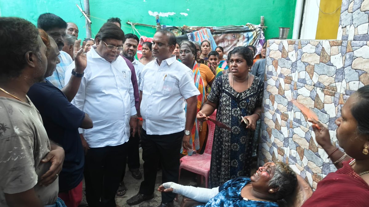 DMK_Chennai's tweet image. இராயபுரம் சட்டமன்ற தொகுதிக்குட்பட்ட 50 வது வட்டத்தில் உள்ள காசிமேட்டில் திடீரென்று தீ விபத்து ஏற்பட்டதை அறிந்து இராயபுரம் சட்டமன்ற உறுப்பினர் திரு.@idream_murthy அவர்கள் உடனடியாக அங்கு விரைந்து சென்று நேரில் சந்தித்து ஆறுதல் கூறினார். இவர்களுடன், இராயபுரம் பகுதி செயலாளர்…