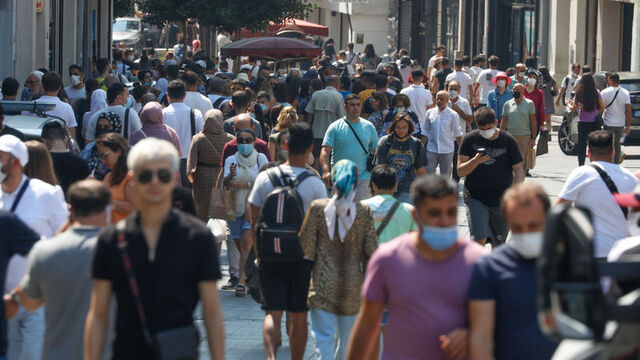 "Türkiye'nin yaşlanan nüfusu, karşı karşıya olduğu göç hareketleri, su ve iklim krizi demografik yapıyı değiştirirken; bu krizle mücadele etmek üzere bir eylem planı hazırlandı. Demografik yapının ve aile kurumunun güçlendirilmesi ve doğurganlık hızının artırılmasını amaçlayan