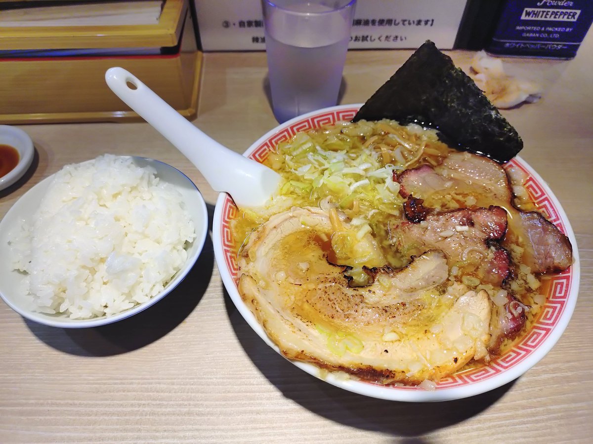 Makoto_OB's tweet image. 以前はダブルチャーシュー麺を食ったのだが、今日は普通のチャーシュー麺😆👍さすがにこの倍は無理だ😮
ライスは付けたが完食する自信はない
肉だけで腹いっぱいになりそうだ😯
片ロースチャーシューがデカ過ぎる😮