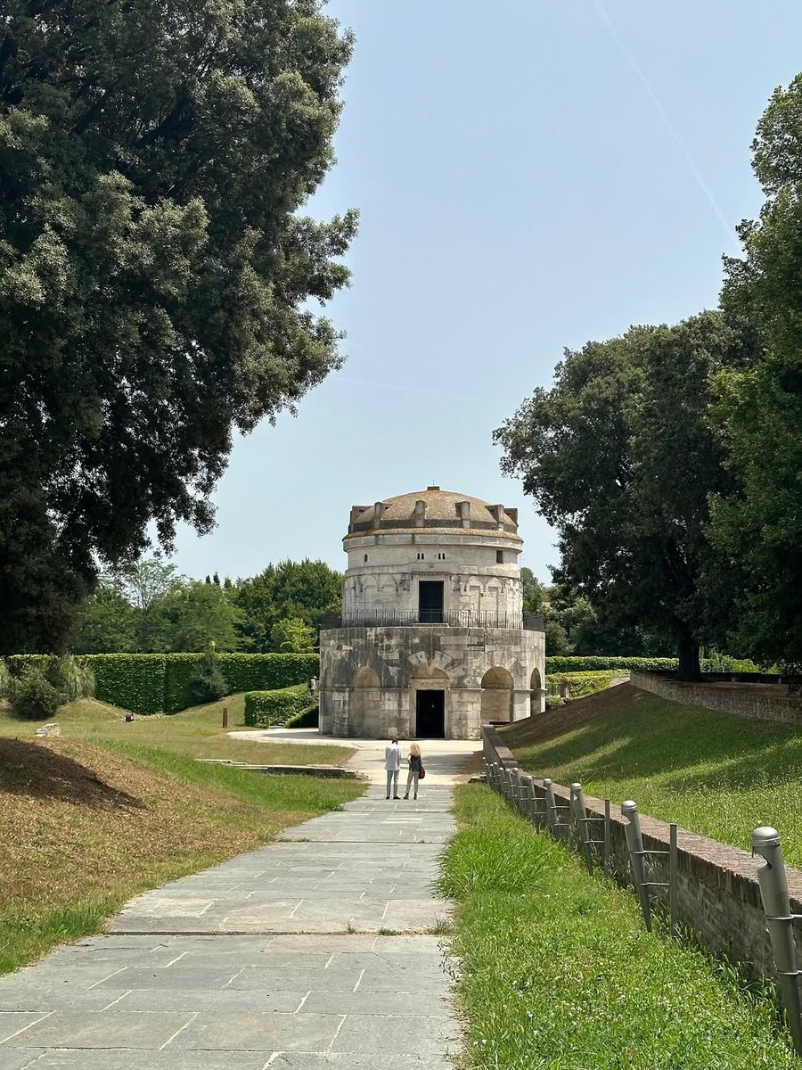 Il Mausoleo di Teodorico è uno dei monumenti più iconici di #Ravenna. L'elemento più particolare della struttura è la sua cupola monolitica dalle misure sorprendenti, unica nel patrimonio architettonico antico e moderno
Ph. martina.campagna | #myRavenna