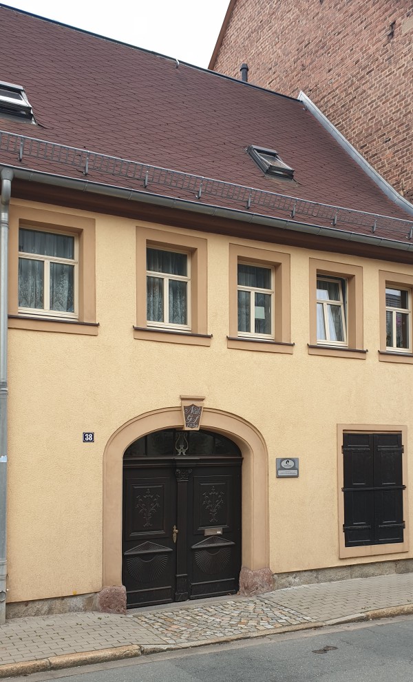 RalfHarder's tweet photo. Wolfgang  Hallmann stellt seit heute auf der Internetseite ›Reisen zu Karl  May‹ eine weitere Karl-May-Stätte in #HohensteinErnstthal vor: ›Lyra zu  Ernstthal‹ – Karl-May-Straße 38. – https://t.co/q5cablexIB https://t.co/forowRrVnF
