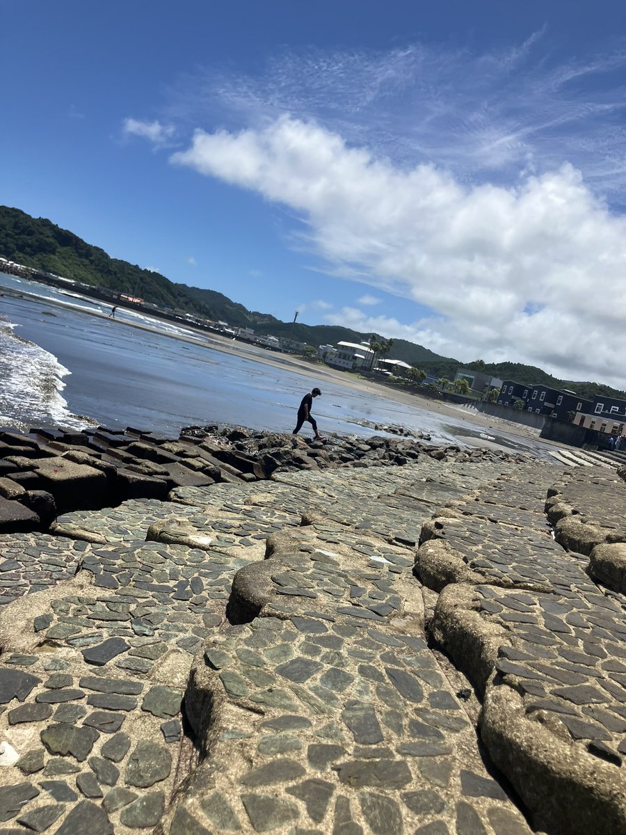 KANA_Letitout's tweet image. 青島のビーチで遊ぶサイスラニキ