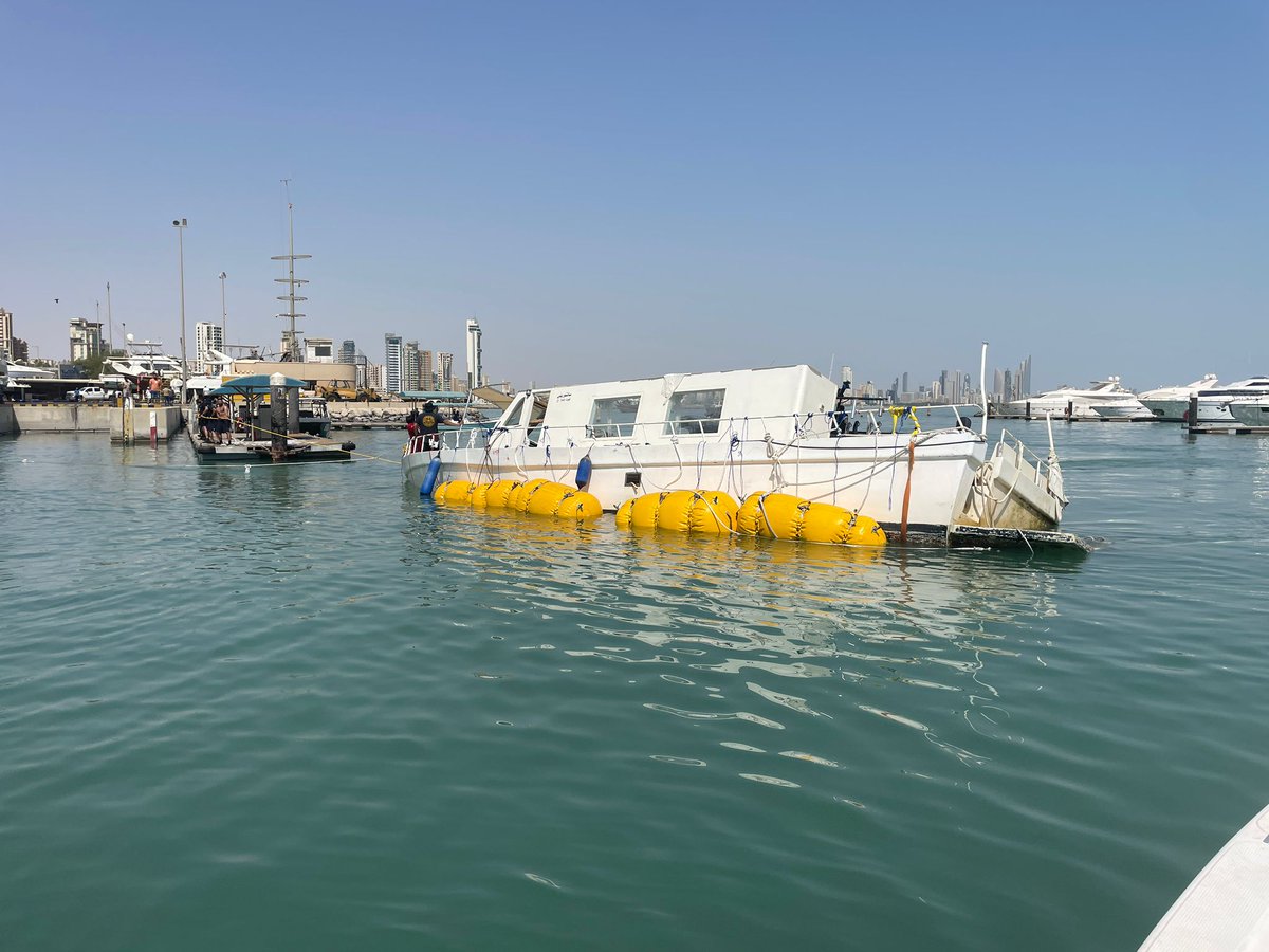 kuna_en's tweet image. #Kuwait Dive Team, operating under the Environmental Voluntary Foundation (EVF), tows a 30-ton vessel off Al-Salmiya&apos;s coast

 kuna.net.kw/ArticleDetails…

#KUNA