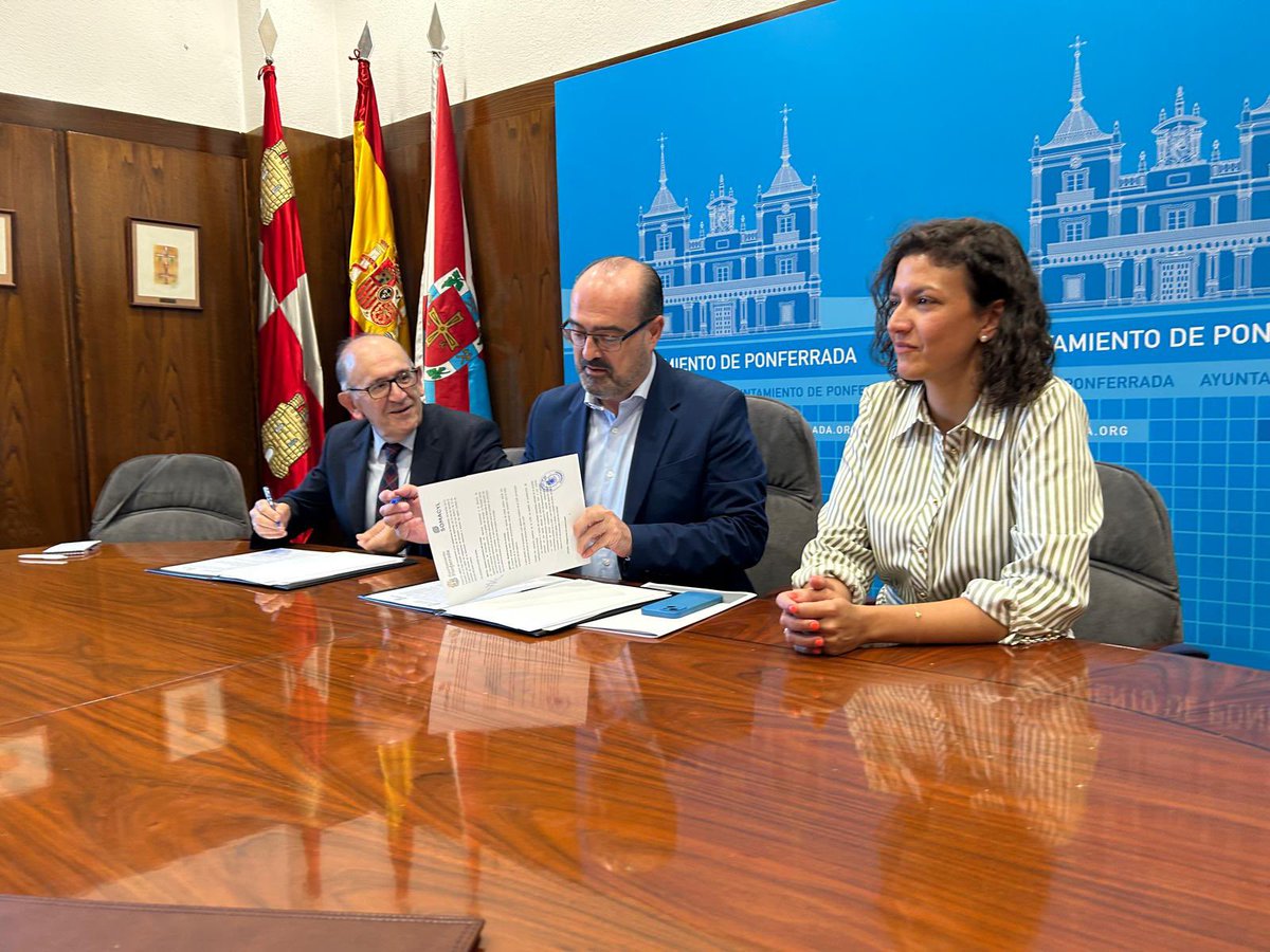 El alcalde Marco Morala ha firmado junto al Director General de Infraestructuras la encomienda a Somacyl para la renovación con fondos propios del Ayuntamiento de los campos de fútbol de Cuatrovientos y Flores del Sil y el Manolo Peña de las instalaciones Ramón Martínez