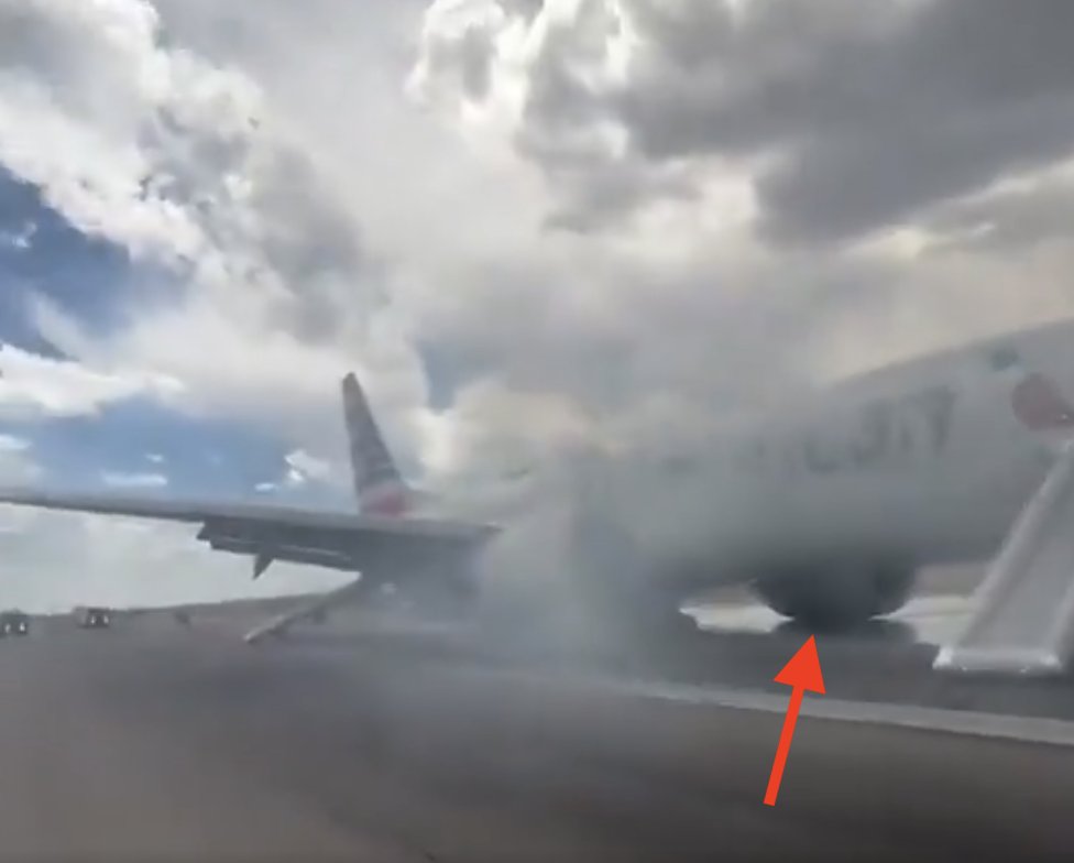 cpt340's tweet photo. Afinal o incidente de sábado com o Boeing 737-800 MAX da American em Denver foi bem mais sério do que a princípio se pensava. Novas imagens revelam que houve colapso do trem esquerdo durante a aceleração para descolagem. Pilotos abortaram a descolagem a alta velocidade com o avião completamente desequilibrado e apoiado apenas no trem direito e no trem de proa. Motor #2 (asa esquerda) arrastou-se pela pista provocando tendência para escorregar para a esquerda devido ao atrito. Fantástico trabalho do Pilot Flying ao conseguir manter o avião dentro dos limites da pista naquelas condições. Colapso de um trem principal durante a corrida de descolagem tem tudo para acabar muito mal. ISTO NÃO PODE ACONTECER. Boeing e American vão ter que explicar o que aconteceu e por que aconteceu. Este Boeing 738 MAX matrícula N306SW tem menos de quatro anos de idade, está novo. Como é possível?