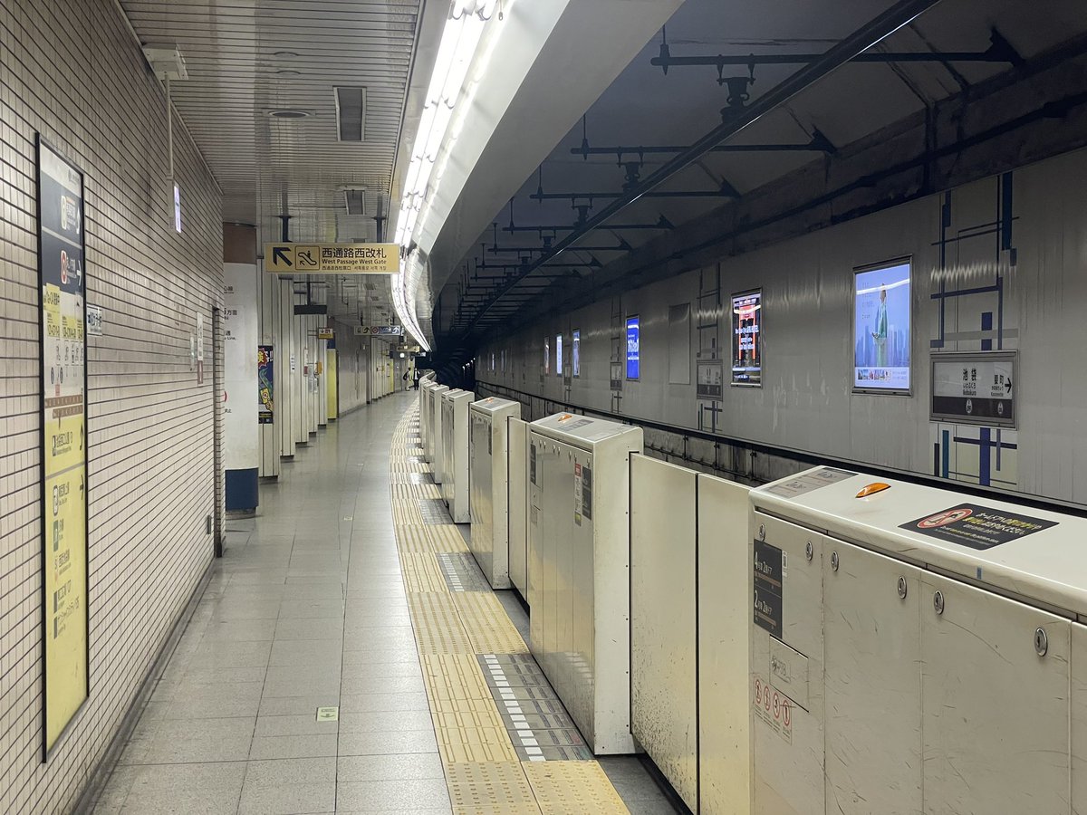 ynu_hazawa's tweet image. 現在の副都心線池袋駅
19時台の夕ラッシュとは思えない、まるで終電後のような閑散っぷり。というか改札を締め切っているので客はほぼ0です。