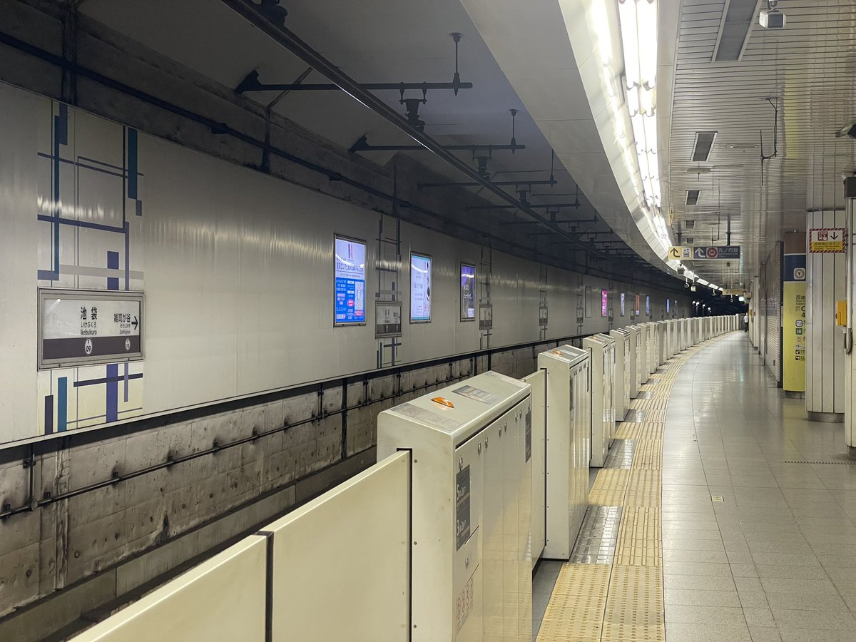 ynu_hazawa's tweet image. 現在の副都心線池袋駅
19時台の夕ラッシュとは思えない、まるで終電後のような閑散っぷり。というか改札を締め切っているので客はほぼ0です。