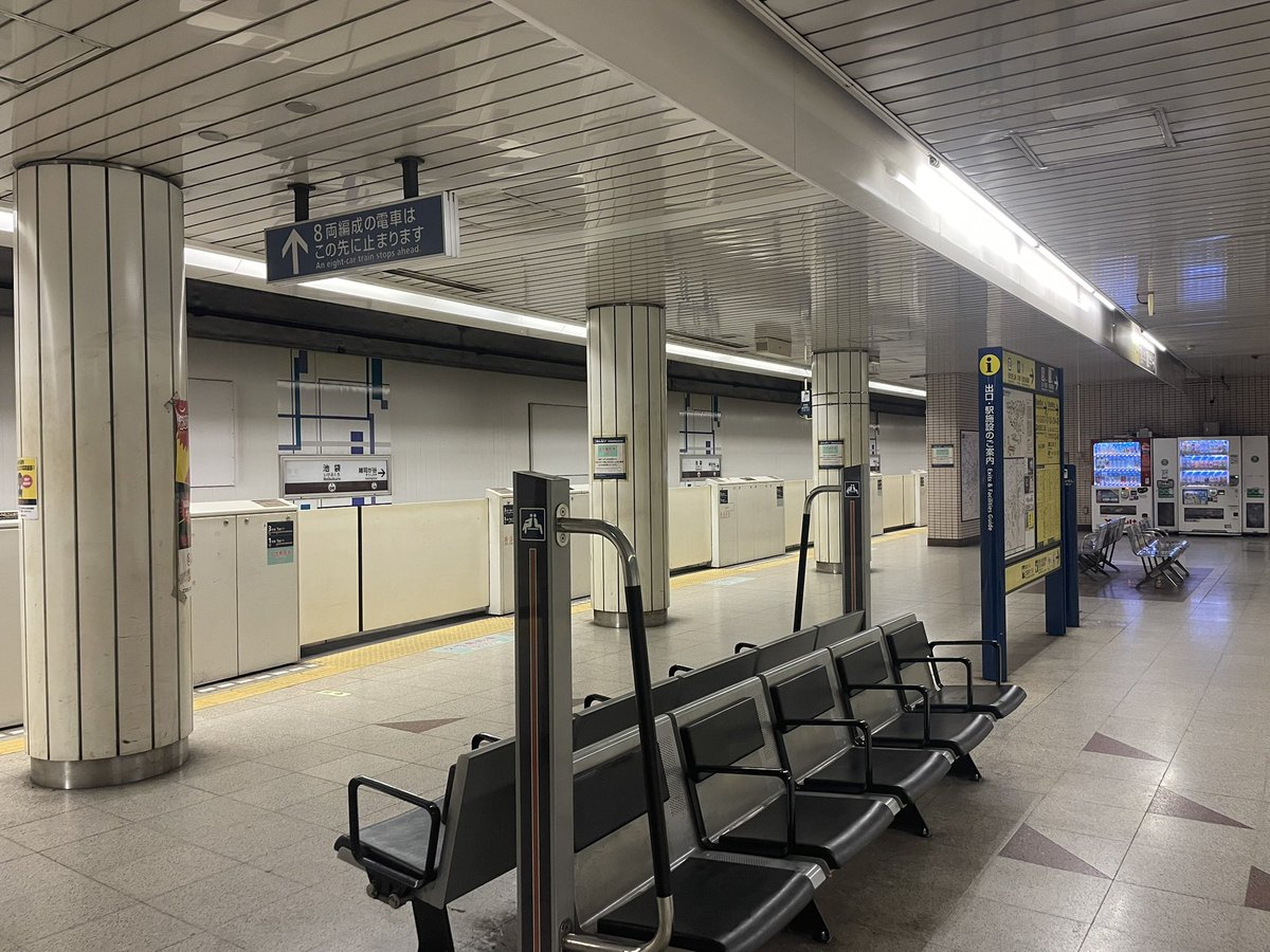 ynu_hazawa's tweet image. 現在の副都心線池袋駅
19時台の夕ラッシュとは思えない、まるで終電後のような閑散っぷり。というか改札を締め切っているので客はほぼ0です。