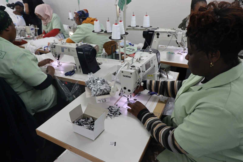 UNEP_Europe's tweet image. 👕Clothing production fuels climate change & pollution. UNEP’s #InTex project funded by 🇪🇺&🇩🇰 helps change that.
Since 2020: 32 SMEs supported, 230+ trained in circularity in 🇰🇪 🇿🇦 🇹🇳 & now expanding to support 60 more small textile makers in 🇮🇳 & 🇮🇩. 🔗 unep.org/news-and-stori…