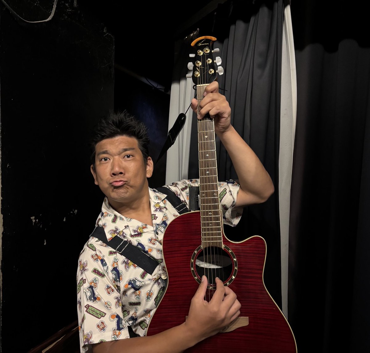 nezutoshi's tweet image. 事務所ライブ始まった！出番直前のBちゃん！