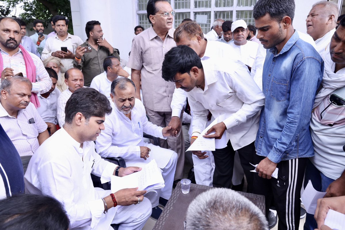 akshayyadavmp's tweet image. समाजवादी पार्टी के ज़िला कार्यालय फ़िरोज़ाबाद पर ज़िले के विभिन्न क्षेत्रों से आए लोगों और कार्यकर्ताओं से मिलकर उनकी समस्याओं को सुना और उनकी समस्याओं के समाधान के लिये संबंधित अधिकारियों को निर्देशित किया।