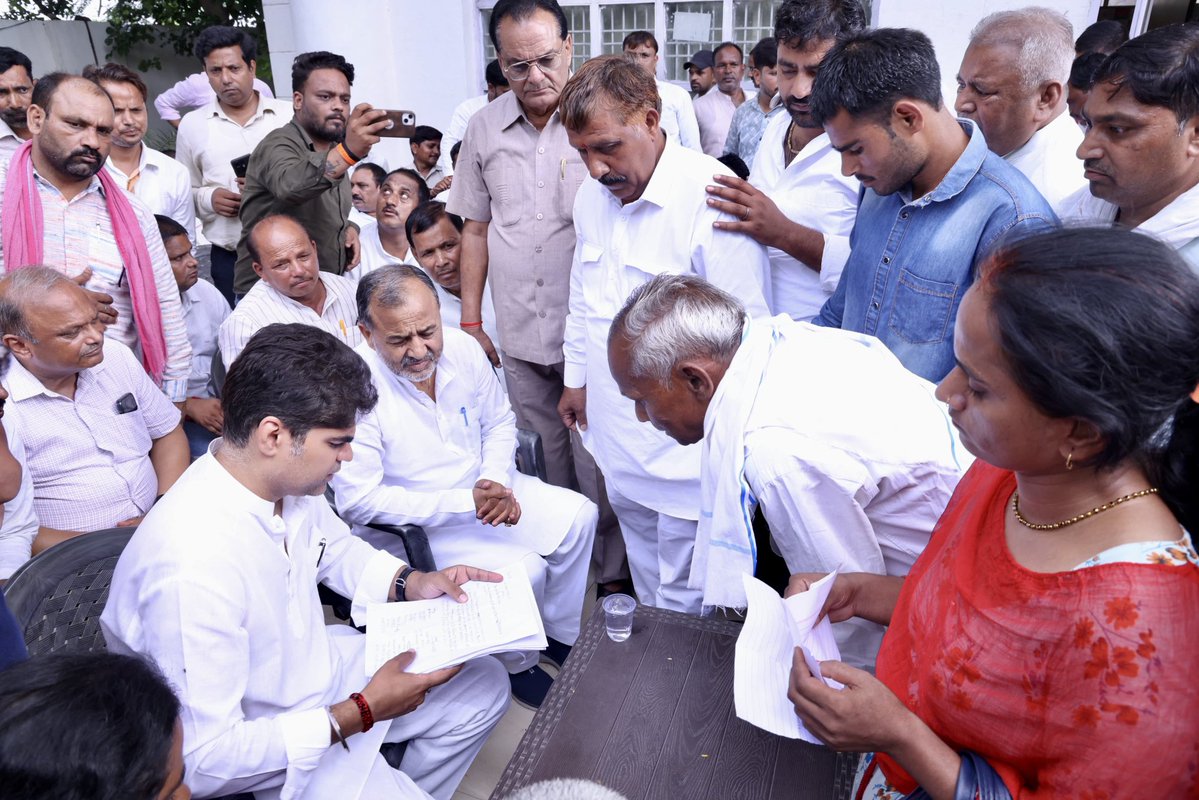 akshayyadavmp's tweet image. समाजवादी पार्टी के ज़िला कार्यालय फ़िरोज़ाबाद पर ज़िले के विभिन्न क्षेत्रों से आए लोगों और कार्यकर्ताओं से मिलकर उनकी समस्याओं को सुना और उनकी समस्याओं के समाधान के लिये संबंधित अधिकारियों को निर्देशित किया।