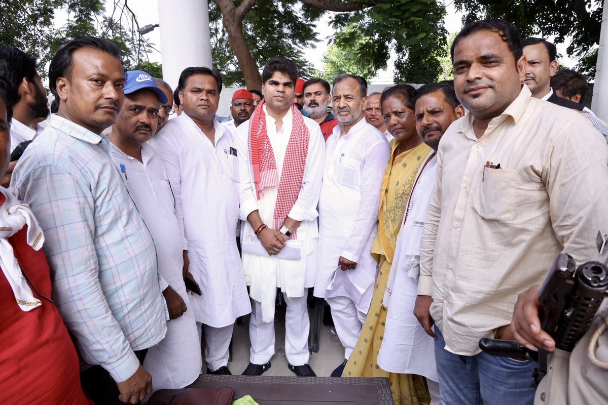 akshayyadavmp's tweet image. समाजवादी पार्टी के ज़िला कार्यालय फ़िरोज़ाबाद पर ज़िले के विभिन्न क्षेत्रों से आए लोगों और कार्यकर्ताओं से मिलकर उनकी समस्याओं को सुना और उनकी समस्याओं के समाधान के लिये संबंधित अधिकारियों को निर्देशित किया।