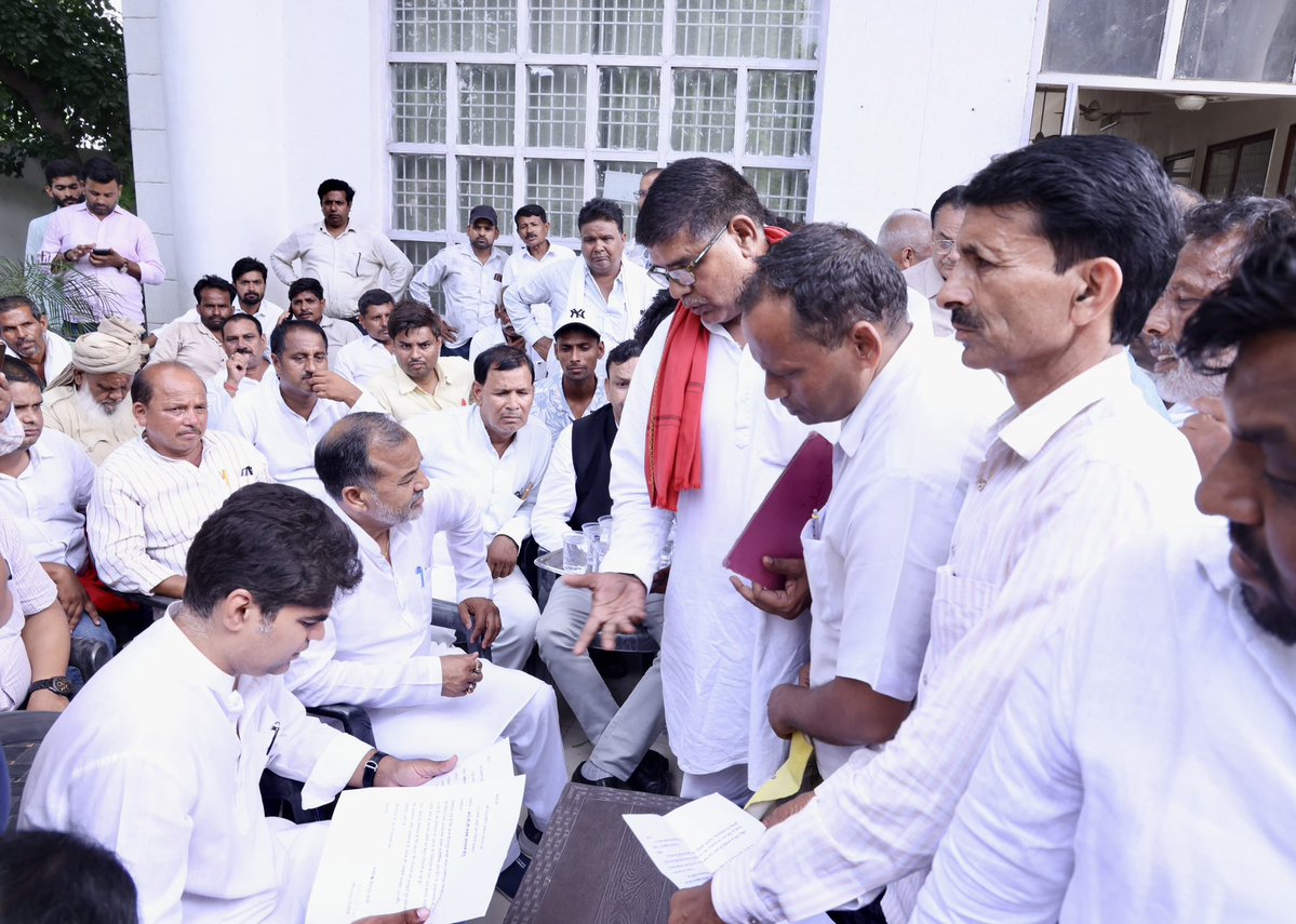 akshayyadavmp's tweet image. समाजवादी पार्टी के ज़िला कार्यालय फ़िरोज़ाबाद पर ज़िले के विभिन्न क्षेत्रों से आए लोगों और कार्यकर्ताओं से मिलकर उनकी समस्याओं को सुना और उनकी समस्याओं के समाधान के लिये संबंधित अधिकारियों को निर्देशित किया।
