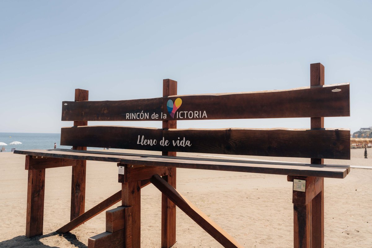 🌊 ¿Un descanso con vistas al mar?

📍 En Rincón de la Victoria encontrarás este nuevo banco gigante que no solo ofrece una vista única, sino que refleja todo lo que somos: #LlenosDeVida

📸 Un rincón perfecto para hacer contemplar el horizonte y sacar una foto inolvidable.