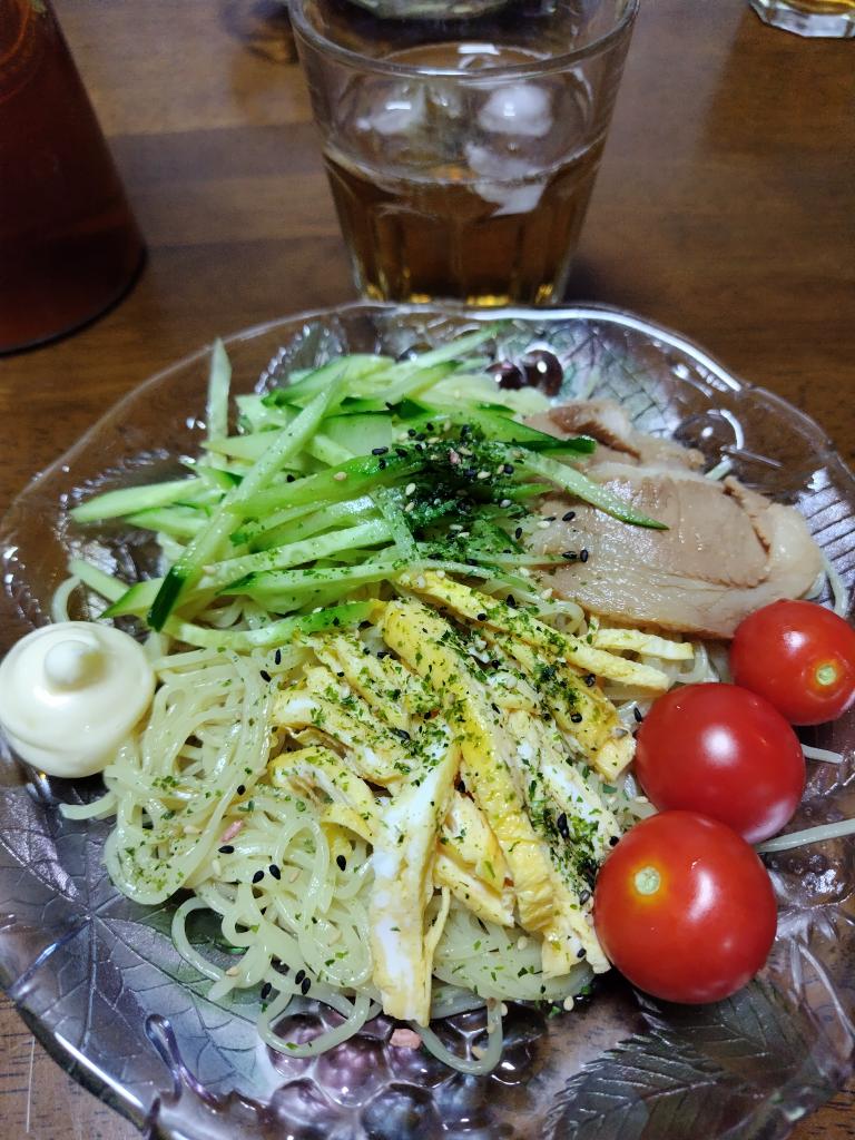 chocomintou's tweet image. 冷やし中華〜！
とみせかけて冷やしラーメン！

ふりかけで判断できますね

すがきやLOVE🫶