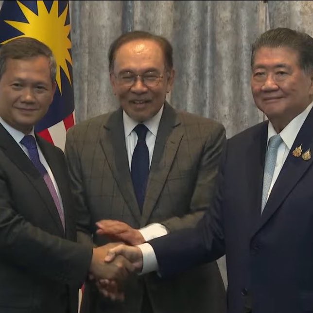 SyedAkramin's tweet photo. 2 sisi berbeza pemimpin Islam.

Yang sebelah kiri, mendoakan kemusnahan terhadap saudara sesama Islam. Yang sebelah kanan, mendamaikan 2 negara yang berperang. https://t.co/ZInz8jCaah