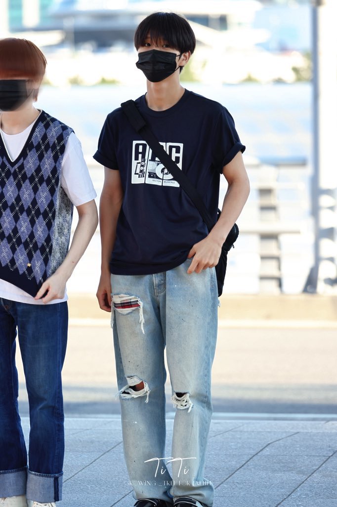 antitodae's tweet image. 바지가 되게 센스가 있네…