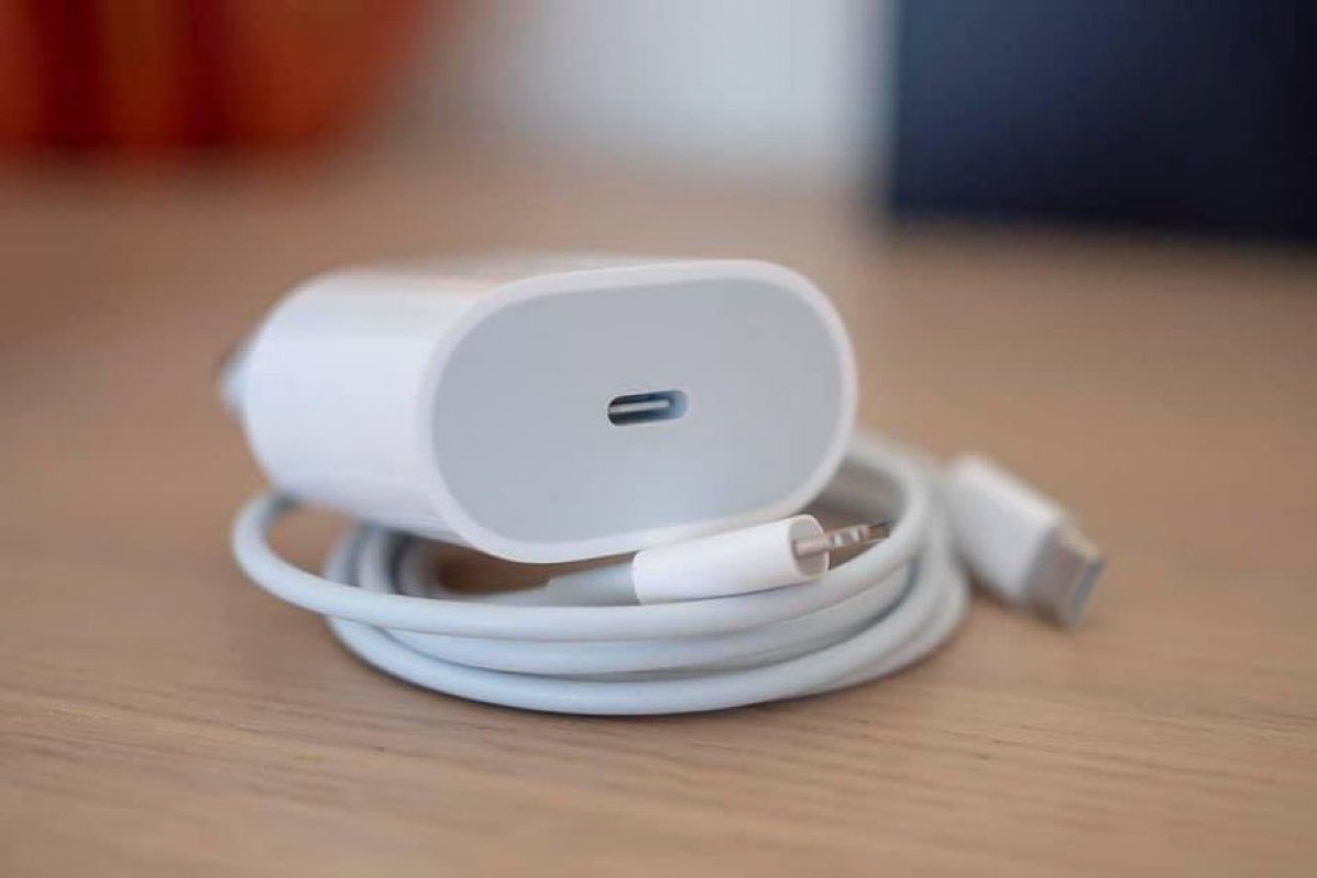 MsMiriti's tweet image. Normalize having this type of  iPhone charger in your house, incase we visit you..
