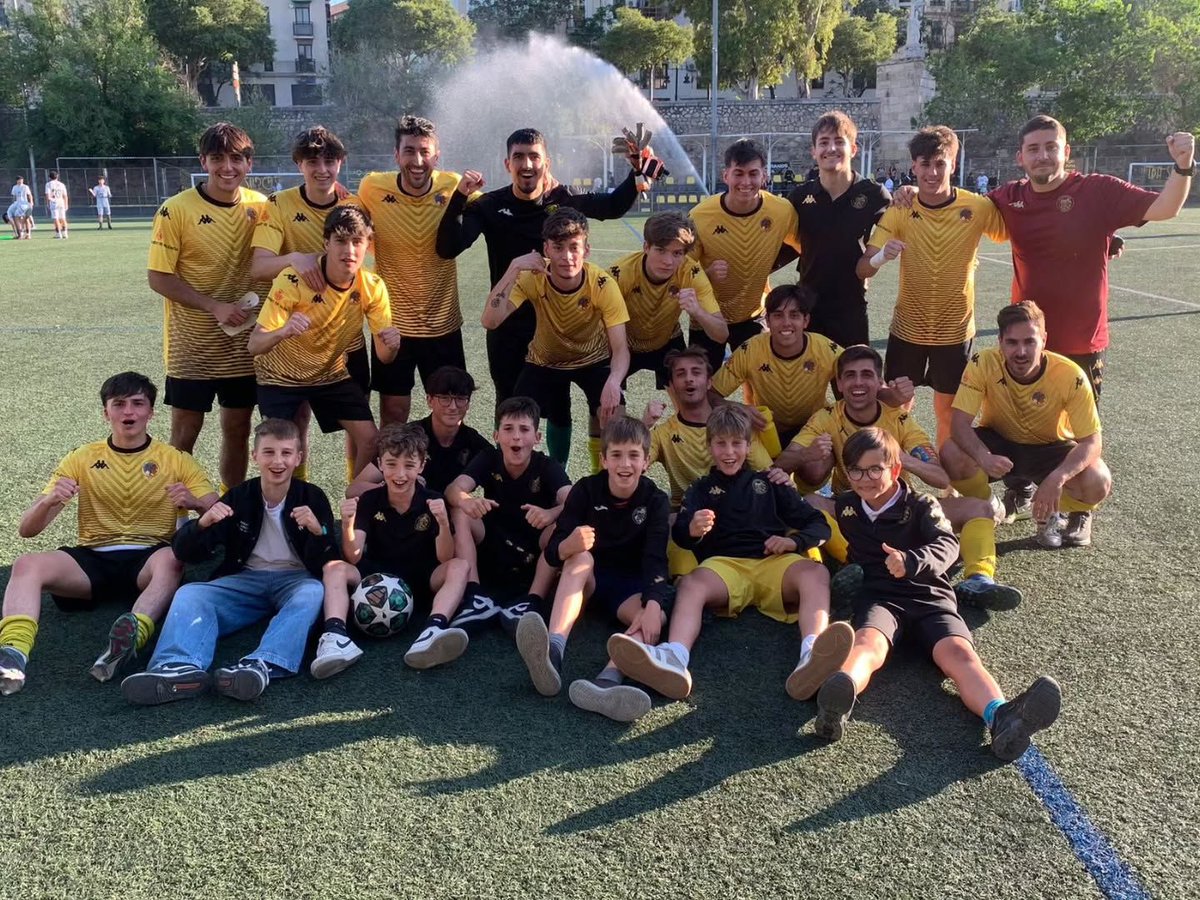 ValenciaBasecom's tweet image. El CD Serranos rubrica su temporadón con un cuarto ascenso. Cambios en el organigrama directivo.
@CDSerranos 
valenciabase.com/cd-serranos-ru…