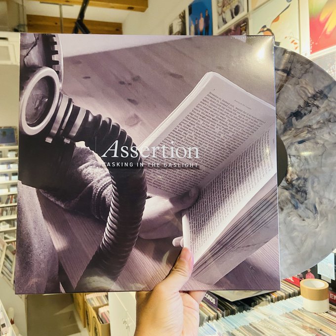 シアトルオルタナ/エモのリビングレジェンドなドラマー”William Goldsmith” (SUNNY DAY REAL ESTATE、FOO FIGHTERS、THE FIRE THEFT)率いるASSERTIONの2nd。彼の巧みにパワーヒットさせる衰え無きドラムプレイを堪能、シアトル産でしかないグランジ~エモサウンドが最高。
stiffslack.shop/shopdetail/000…