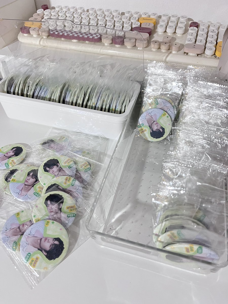 Alphatauri797's tweet image. ทุกคน เข้มกลัด5.8เคลือบกลิตมาแล้ว แถมทุกคนที่มาหารคับ (ร้อยกว่าชิ้น สั่งทำไมขนาดนั้นทั้งที่คนหารไม่ถึงอะ5555555555) วางคู่โปสรังแคขึ้นน้องยิบยับมาก ! 😣✨