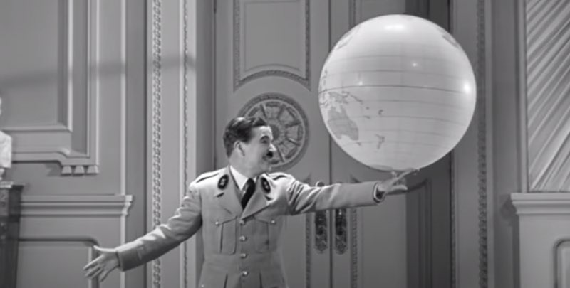 Che cos’è, dunque, il mondo?

Una piccola sfera insignificante nel sistema solare, persa in galassie sconfinate. 

Ai politici briganti che pensano di dominare il mondo come fosse una piccola palla, dedichiamo - come Charlie Chaplin - questo meraviglioso video della splendida