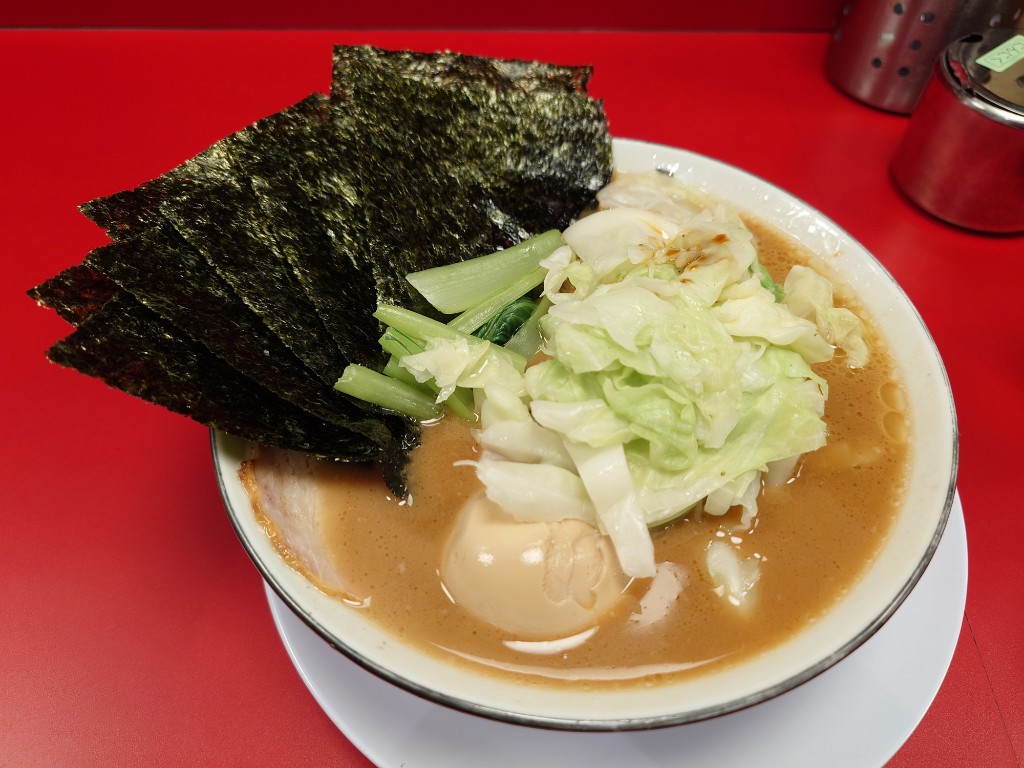 tani_103's tweet image. 昨日の晩飯は王道家「修」へ。
昨年はオープン直後で入店制限により、食材切れ閉店で入れず。一年弱ぶりに入店できました。特製にキャベツトッピング。醤油豚骨の定番で美味しかったです。