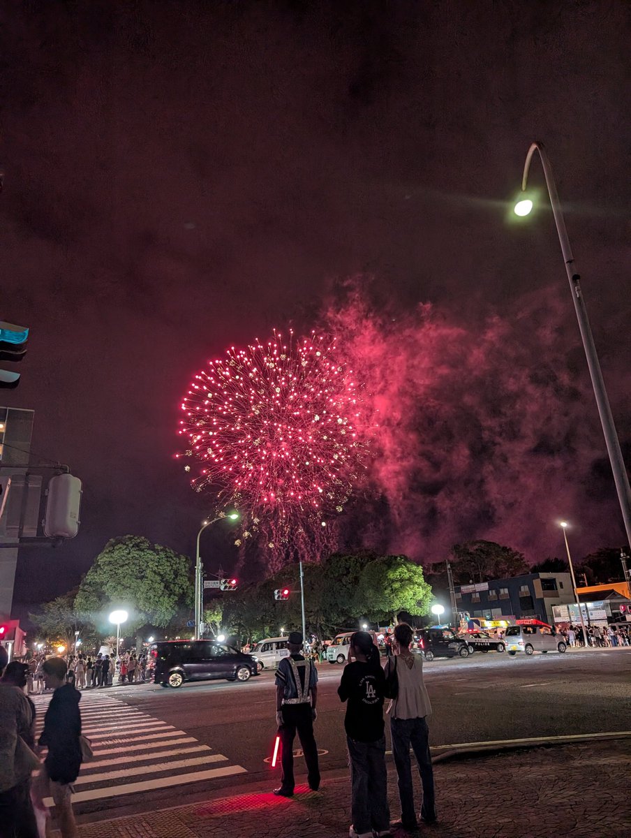 富士まつりでボランティア。
花火を背に打ち上げ会場に急ぐ(笑)