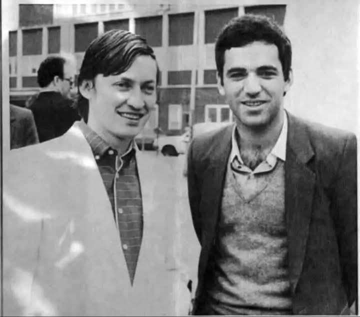Leandro 🇨🇺 (@lea20180113) on Twitter photo ¡Qué foto!
Karpov y Kasparov llegan a Londres para el partido URSS-Resto del Mundo. 
Era el 23 de junio de 1984.
📌 Tomado de la página en Facebook de ChessMastery Institute ¡Qué foto!
Karpov y Kasparov llegan a Londres para el partido URSS-Resto del Mundo. 
Era el 23 de junio de 1984.
📌 Tomado de la página en Facebook de ChessMastery Institute