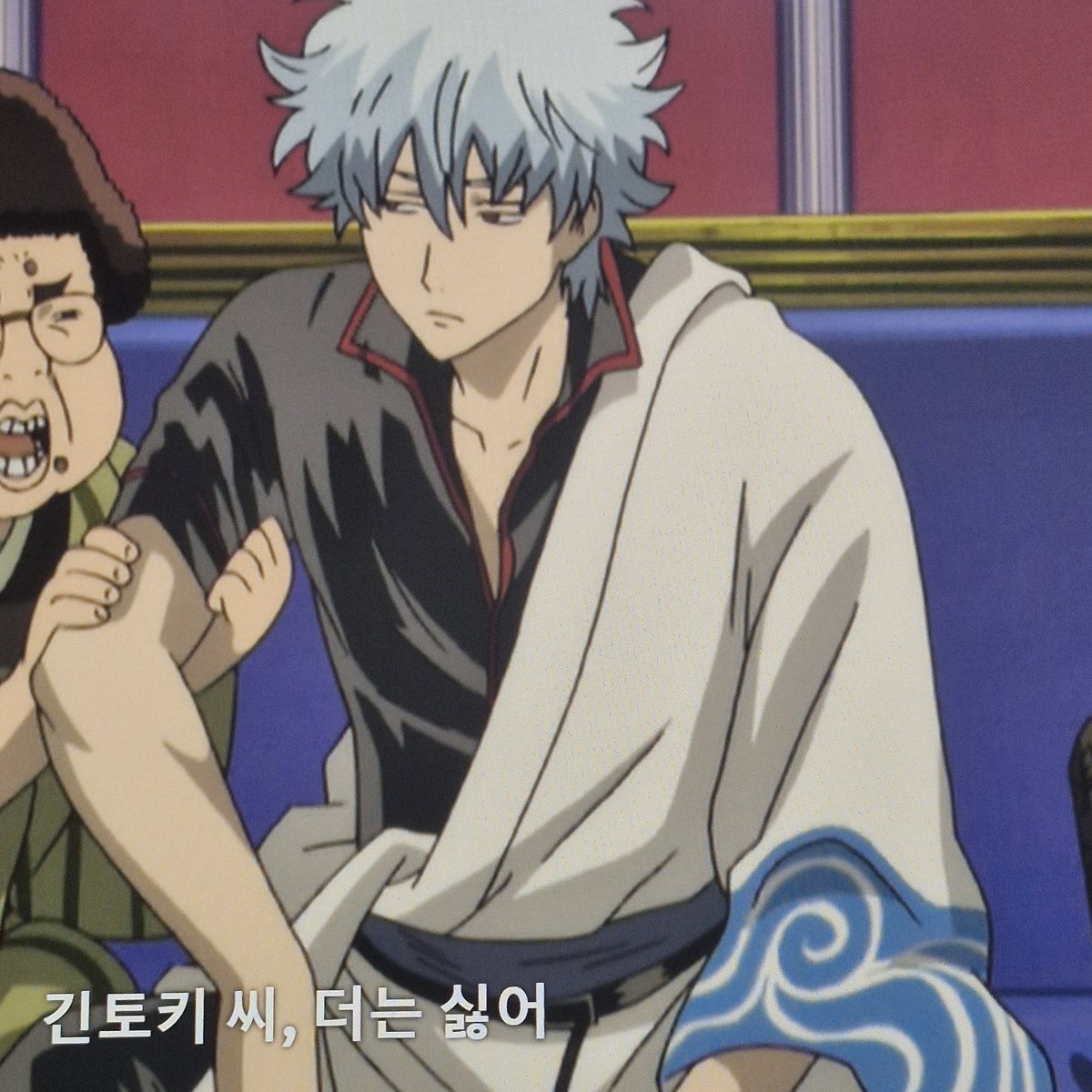 gintoki_ful's tweet image. 긴토키 이런 식으로 사람 쳐다보는 거 법으로 금지시켜야 함. 귀찮음 많은 남자가 은근히 다 받아주는 게 너무 유죄임. 그리고 진짜 관심 없는 것처럼 쳐다보면서 옆 사람한테 집중하고 있다는 점이 미치게 만듦🤦🏻‍♀️ 이런 남자가 위기의 순간이 오면 눈 빛내면서 씩 웃어준다는 게 최종 좋음의 완성임