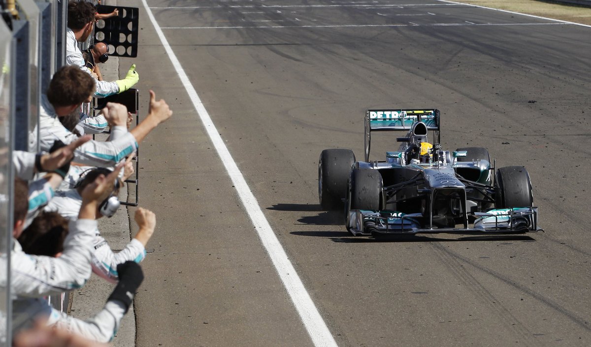 Un 28 de julio de 2013 se corría el GP de Hungría en Hungaroring. Lewis Hamilton lograba su primera victoria con Mercedes con el W04. Era el inicio de una relación desbordada de triunfos. Tras él llegaban Kimi Räikkönen en el Lotus E21 y Sebastian Vettel en el Red Bull RB9.