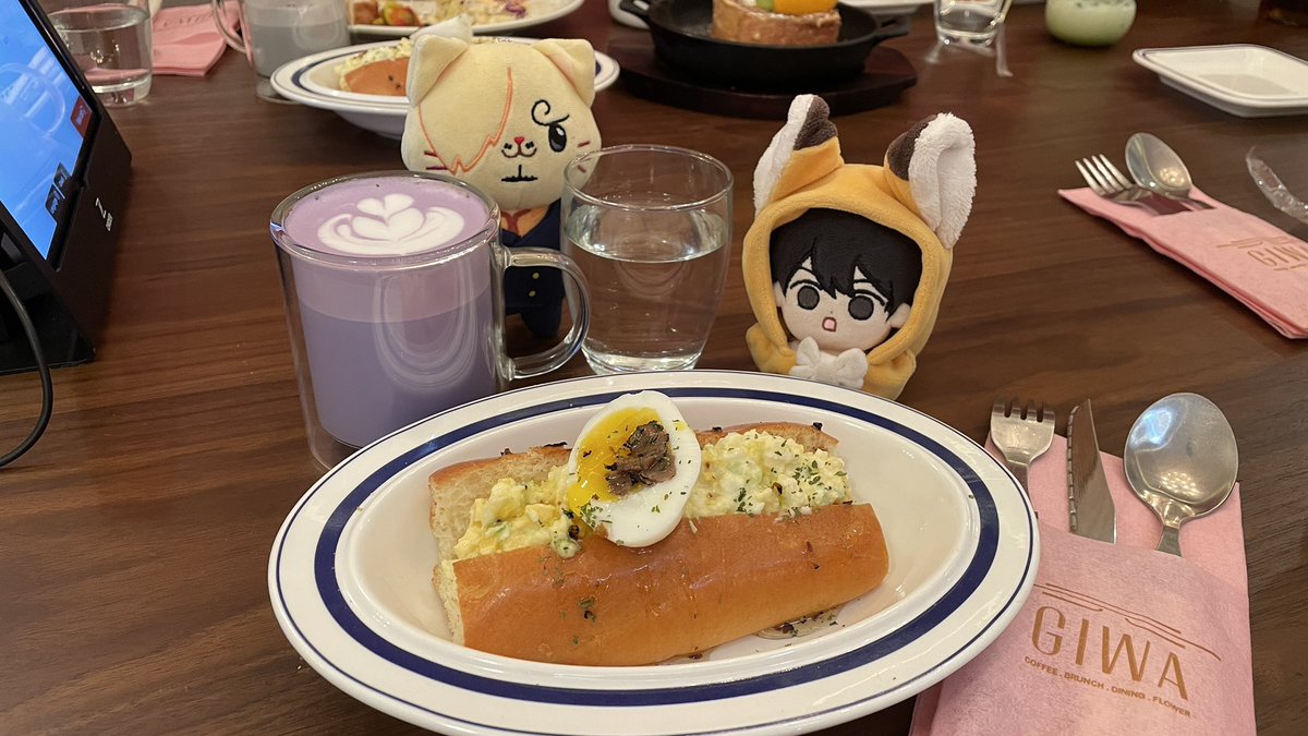 akikoooo's tweet image. i didnt take any pictures of my booth LMAO but con was very fun thank you !!