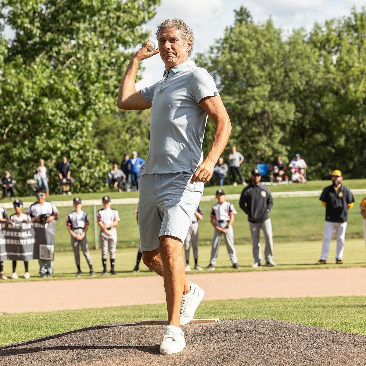 BaseballAlberta's tweet image. The 11U AA Tier 7 Provincials kicked off with a first pitch from @GenePrincipe. Welcome to the community, Gene! #BAPC25 🏆
📸: Rebecca Jane Photography