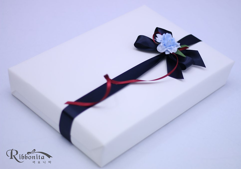 #롯데자이언트 구단 #좌완투수 #송재영 선수의 생일을 맞아 팬분께서 축하 선물을 준비해 리보니따를 찾아주셨어요. 선물포장 컨셉은 유니폼 색상에 맞춰 아이보리 포장지에 네이비와 진레드 리본으로 장식을 해드렸어요. 포인트로 하늘색 꽃도 달아드렸지요.m.blog.naver.com/chmik10/223947…
