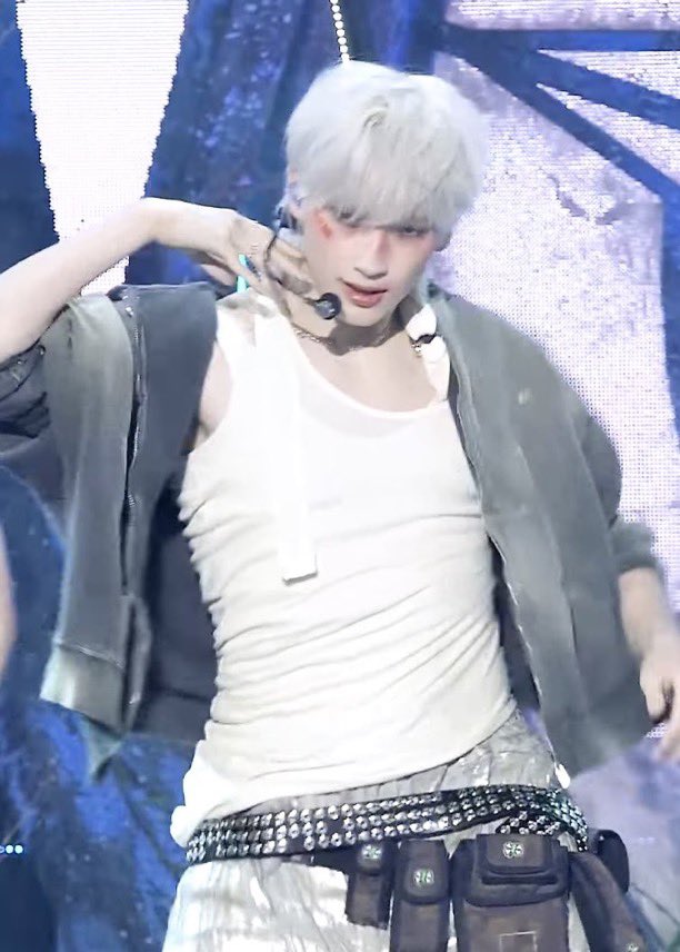 soobliminalz's tweet image. he’s so wolf