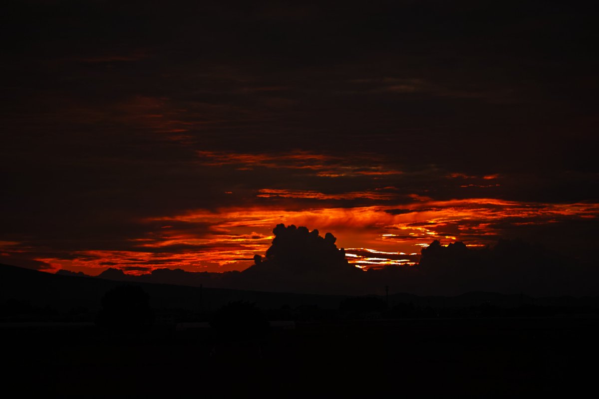 koi2bit's tweet image. 昨日の焼けっぷりがヤバかったのでまあ観ていって

#夕焼け
#岩木山