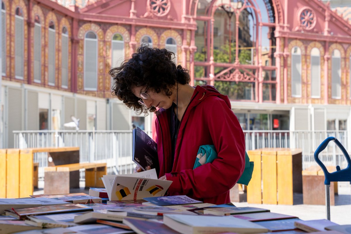 Santoni_dom's tweet image. 📖 Diumenge vinent tens una cita amb la cultura.
Llibres, còmics, cartells, vinils i postals t’esperen al Mercat.
✨ A Barcelona, la cultura no fa vacances.
Bon dilluns! 🌈
#MercatDominicaldeSantAntoni #DiumengesOberts #BarcelonaCultura #Queferelsdiumenges