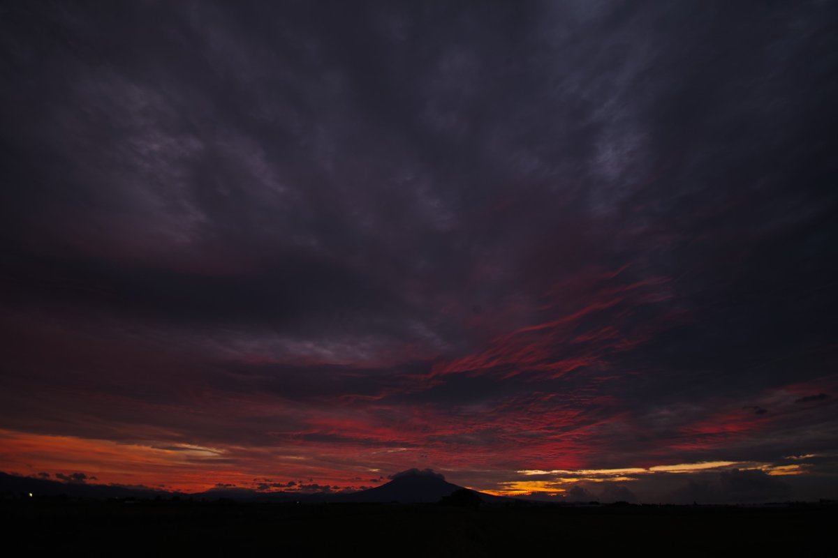 koi2bit's tweet image. 昨日の焼けっぷりがヤバかったのでまあ観ていって

#夕焼け
#岩木山